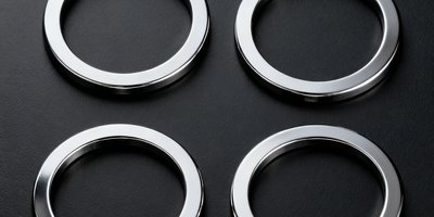 奥迪品牌logo，四个银色圆环标志置于深色背景上
