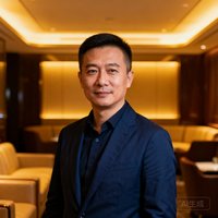 保时捷卡宴车主林先生的正面半身照，身穿深蓝色商务休闲装，背景为贵宾厅暖色灯光环境